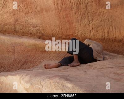 Bédouin homme prend une sieste dans l'ombre à Petra Banque D'Images