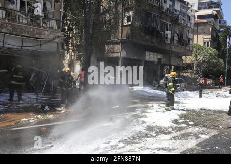 Ramat Gan, Israël. 15 mai 2021. Les pompiers travaillent sur une scène frappée par une fusée lancée par le mouvement islamiste palestinien Hamas de Gaza vers Israël, dans le contexte de la flambée croissante de violence israélo-palestinienne. Crédit : Ilia Yefimovich/dpa/Alay Live News Banque D'Images