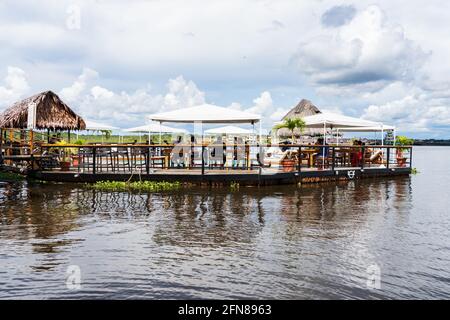 Al Frio y Al Fuego est un restaurant flottant haut de gamme dans la ville jungle d'Iquitos, au Pérou Banque D'Images