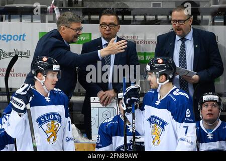 Prague, République tchèque. 15 mai 2021. L'entraîneur-chef finlandais Jukka Jalonen (à gauche) sur le banc des sous-traitants pendant les Jeux de hockey tchèque, match de l'Euro Hockey Tour Suède contre Finlande à Prague, République tchèque, le samedi 15 mai 2021. Crédit : Ondrej Deml/CTK photo/Alay Live News Banque D'Images