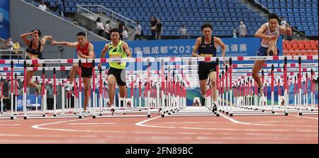 Chengdu, province chinoise du Sichuan. 15 mai 2021. Les athlètes participent à la finale masculine de 110m haies au tournoi national d'athlétisme sur invitation 2021, à Chengdu, dans la province du Sichuan, dans le sud-ouest de la Chine, le 15 mai 2021. Crédit : Li Ming/Xinhua/Alay Live News Banque D'Images