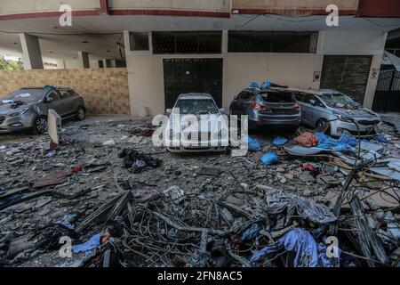 Gaza, Territoires palestiniens. 15 mai 2021. Les voitures sont endommagées à la suite d'une frappe aérienne israélienne sur la rue Al Talatene dans le centre de la ville de Gaza, dans le contexte de l'escalade de la violence israélo-palestinienne. Credit: Mohammed Talatene/dpa/Alay Live News Banque D'Images