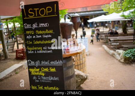 Hallerndorf, Allemagne. 15 mai 2021. À l'entrée d'un café en plein air, il y a un panneau indiquant les règles d'hygiène. Dans le quartier de Forchheim, quelques auberges et caves à bière ont rouvert la restauration en plein air. Credit: Nicolas Armer/dpa/Alay Live News Banque D'Images