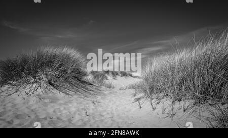 Une vue panoramique en noir et blanc sur Ainsdale Sands, Southport, Merseyside, Greater Manchester. Banque D'Images