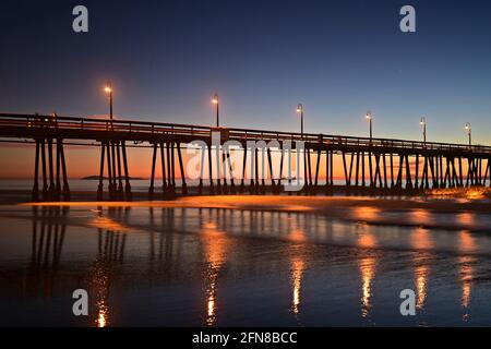 Coucher de soleil sur la mer avec vue panoramique sur la jetée d'Imperial Beach à San Diego, Californie, États-Unis. Banque D'Images