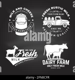 Ferme laitière. Badge lait frais uniquement, logo sur le tableau noir. Vecteur. Conception typographique avec la vache , silhouette de chèvre. Modèle pour laiterie et ferme laitière Illustration de Vecteur