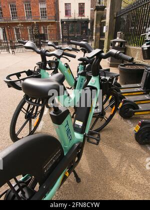 Une baie de trottinettes et e-motos DE NIVEAU hirable à côté des bureaux du conseil dans le centre de York, dans le North Yorkshire. Banque D'Images