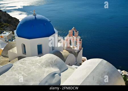 Paysage avec vue panoramique sur Anastasi une église orthodoxe grecque typique avec un dôme bleu et un Campanile pittoresque à Santorin, Cyclades Grèce. Banque D'Images
