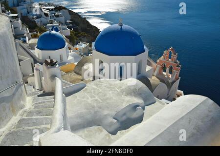 Paysage avec vue panoramique sur Anastasi une église orthodoxe grecque typique avec un dôme bleu et un Campanile pittoresque à Santorin, Cyclades Grèce. Banque D'Images