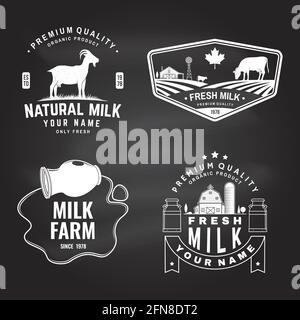 Ferme laitière. Badge lait frais uniquement, logo sur le tableau noir. Vecteur. Conception typographique avec la vache , silhouette de chèvre. Modèle pour laiterie et ferme laitière Illustration de Vecteur