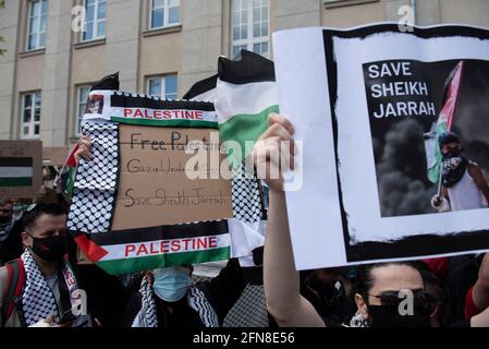 Varsovie, Varsovie, Pologne. 15 mai 2021. Des manifestants tiennent des pancartes lors d'une manifestation devant l'ambassade d'Israël le 15 mai, à Varsovie, en Pologne. Quelques dizaines de personnes se sont rassemblées devant l'ambassade d'Israël à Varsovie, appelant à la liberté de la Palestine et en réponse à des jours de violents affrontements entre les forces de sécurité israéliennes et les Palestiniens. Crédit: Aleksander Kalka/ZUMA Wire/Alay Live News Banque D'Images