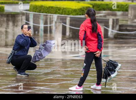 Touristes japonais visitant Preston, Lancashire; météo au Royaume-Uni; 15 mai 2021. Les acheteurs font des bonkers pour des bonnes affaires dans le centre-ville, craignant un nouveau verrouillage Covid. Les acheteurs se rendièrent dans une rue surpeuplée en masse alors qu’un assouplissement des restrictions était imminent ; la variante indienne pourrait rendre « plus difficile » pour l’Angleterre de passer à la quatrième étape de la feuille de route du gouvernement sans rien verrouiller ce mois-ci ; Credit: MediaWorldImages/AlamyLiveNews Banque D'Images