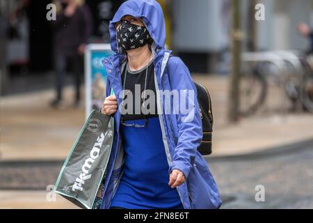 TK-maxx est un magasin de détail et de maison à Preston, Lancashire; UK Weather; 15th mai 2021. TK Maxx Shoppers va bonkers pour des bonnes affaires dans le centre-ville craignant un autre verrouillage Covid. Les acheteurs se rendièrent dans une rue surpeuplée en masse alors qu’un assouplissement des restrictions était imminent ; la variante indienne pourrait rendre « plus difficile » pour l’Angleterre de passer à la quatrième étape de la feuille de route du gouvernement sans rien verrouiller ce mois-ci ; Credit: MediaWorldImages/AlamyLiveNews Banque D'Images