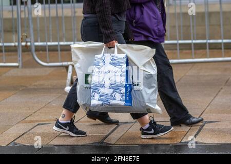 Preston, Lancashire; météo au Royaume-Uni; 15 mai 2021. Les acheteurs font des bonkers pour des bonnes affaires dans le centre-ville, craignant un nouveau verrouillage Covid. Les acheteurs se rendièrent dans une rue surpeuplée en masse alors qu’un assouplissement des restrictions était imminent ; la variante indienne pourrait rendre « plus difficile » pour l’Angleterre de passer à la quatrième étape de la feuille de route du gouvernement sans rien verrouiller ce mois-ci ; Credit: MediaWorldImages/AlamyLiveNews Banque D'Images