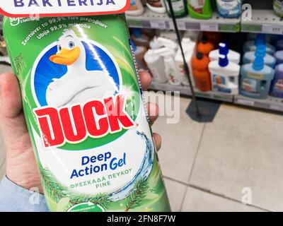 Photo d'une bouteille avec le logo de canard de toilette à vendre à Belgrade. Le canard de toilette est un nettoyant de toilette de marque connu pour la forme de canard de son bott Banque D'Images