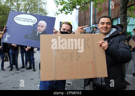 Londres, Royaume-Uni. 15 mai 2021. Les fans de Tottenham détiennent une bannière pour protester contre Daniel Levy et ENIC à l'extérieur du sol.les fans de Tottenham Hotspur protestent, Les fans sont frustrés par la situation actuelle du club et sont en train de manifester devant l'ENIC et la direction du comité exécutif du club de football qui a lieu devant le stade Tottenham Hotspur à Londres le samedi 15 mai 2021. Cette image ne peut être utilisée qu'à des fins éditoriales. Usage éditorial seulement. photo par Steffan Bowen/Andrew Orchard sports photographie/Alamy Live News crédit: Andrew Orchard sports photographie/Alamy Live News Banque D'Images