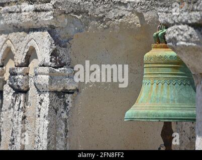 Ancienne cloche en fonte artisanale sur les ruines du XVe siècle Saint Nicolas un château byzantin à Oia, l'île de Santorini Cyclades, Grèce. Banque D'Images