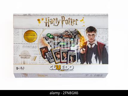 Harry Potter Cluedo jeu avant de la boîte sur un blanc arrière-plan Banque D'Images