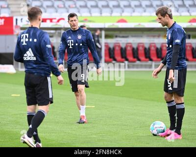 Fribourg, Allemagne. 15 mai 2021. Joshua Kimmich (FC Bayern Munich), Robert Lewandowski (FC Bayern Munich) et Thomas Mueller (FC Bayern Munich) se réchauffent. GES/football/1. Bundesliga: SC Freiburg - FC Bayern Munich, 15 mai 2021 football: 1ère ligue: SC Freiburg - FC Bayern Munich, Fribourg, 15 mai 2021 | usage dans le monde crédit: dpa/Alay Live News Banque D'Images