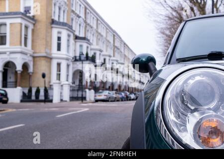 Voiture garée sur la rue britannique de logement urbain Banque D'Images