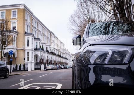 Voiture garée sur la rue britannique de logement urbain Banque D'Images