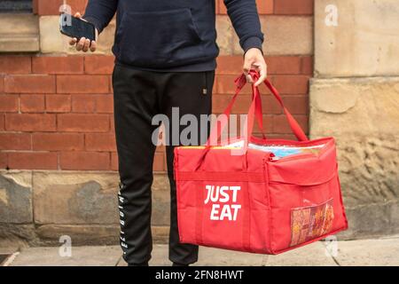 Preston, Lancashire Royaume-Uni : 15 mai 2021. Affaires au Royaume-Uni ; le déjeuner est encore plus brillant à Preston avec quelques magasins d'alimentation offrant des réductions spéciales en ligne. Il vous suffit de déjeuner à la commande pour une journée froide et humide dans le centre-ville de Preston, au Royaume-Uni. Crédit; MediaWorldImahes/AlamyLiveNews. Banque D'Images