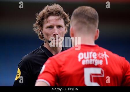 WAALWIJK, PAYS-BAS - MAI 13 : arbitre Martin van den Kerkhof, /Gijs Smal du FC Twente pendant le match entre le RKC Waalwijk et le FC Banque D'Images