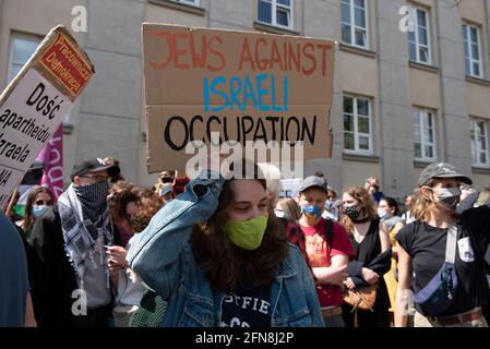 Varsovie, Varsovie, Pologne. 15 mai 2021. Un manifestant tient une affiche lors d'une manifestation devant l'ambassade d'Israël le 15 mai, à Varsovie, en Pologne. Quelques dizaines de personnes se sont rassemblées devant l'ambassade d'Israël à Varsovie, appelant à la liberté de la Palestine et en réponse à des jours de violents affrontements entre les forces de sécurité israéliennes et les Palestiniens. Crédit: Aleksander Kalka/ZUMA Wire/Alay Live News Banque D'Images