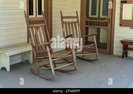 Une paire de fauteuils à bascule sur un porche de campagne. Banque D'Images