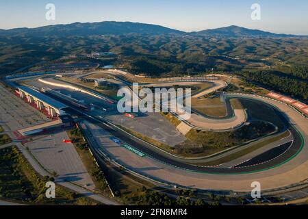 Portimao, Algarve, Portugal - Mai 2021 - vue aérienne des drones sur la piste de course du circuit international de l'Algarve à Lagos Portimao. Paysage de coucher de soleil. Banque D'Images