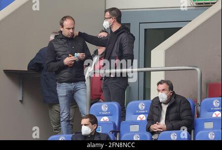 Gelsenkirchen, Allemagne. 15 mai 2021. Firo: 15.05.2021, ballon de football, 1er Bundesliga, saison 2020/2021, FC Schalke 04 - Eintracht Frankfurt Alexander Jobst et Fredi Bobic | utilisation dans le monde crédit: dpa/Alay Live News Banque D'Images