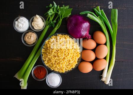 Salade de pâtes aux oeufs décomposés Ingrédients : macaroni, œufs, mayonnaise et autres ingrédients crus Banque D'Images