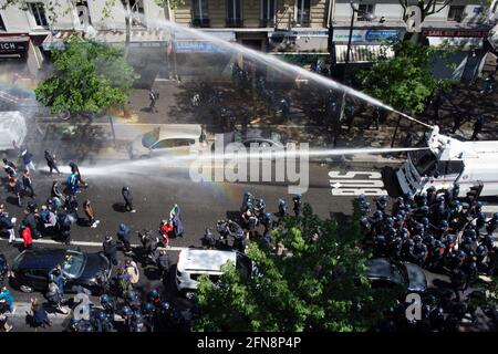 La police a pompier du canon à eau pour disperser les partisans palestiniens réunis lors de la manifestation Pro-palestinienne, boulevard Barbès, Paris, France, le 15 mai 2021 Banque D'Images