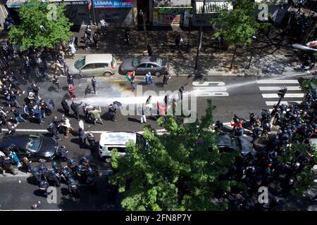 La police a pompier du canon à eau pour disperser les partisans palestiniens réunis lors de la manifestation Pro-palestinienne, boulevard Barbès, Paris, France, le 15 mai 2021 Banque D'Images