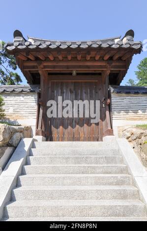 Temple bouddhiste coréen de l'époque de la dynastie Silla. Porte menant à Tripitaka Koreana - huit mille blocs de bois des enseignements bouddhistes. Temple Haeinsa, Mo Banque D'Images