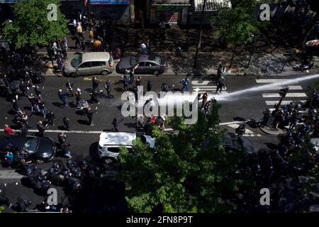 La police a pompier des canons à eau pour disperser les partisans palestiniens réunis lors de la manifestation Pro-palestinienne, Boulevard Barbès, Paris, France, le 15 mai 2021 Banque D'Images