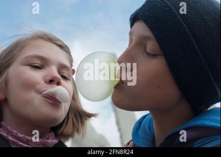 Kinder, Jugendliche, mit Kaugummi. Banque D'Images