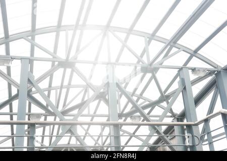 le soleil brille à travers les structures en treillis du piéton couvert dépassement Banque D'Images