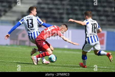 Berlin, Allemagne. 15 mai 2021. Football: Bundesliga, Hertha BSC - 1. FC Köln, 33. matchday à Olympiastadion. Lukas Kluenter de Hertha, Dominick Drexler de Cologne et Santiago Ascacibar (l-r) de Hertha en action. Crédit : Annegert Hilse/dpa - NOTE IMPORTANTE : Conformément aux règlements de la DFL Deutsche Fußball Liga et/ou de la DFB Deutscher Fußball-Bund, il est interdit d'utiliser ou d'avoir utilisé des photos prises dans le stade et/ou du match sous forme de séquences et/ou de séries de photos de type vidéo./dpa/Alay Live News Banque D'Images