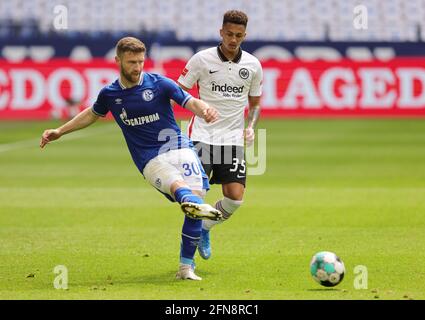 Gelsenkirchen, Allemagne. 15 mai 2021. Firo: 15.05.2021, Fuvuball, 1er Bundesliga, saison 2020/2021, FC Schalke 04 - Eintracht Frankfurt duels, Shkodran Mustafi versus Tuta | utilisation dans le monde crédit: dpa/Alay Live News Banque D'Images