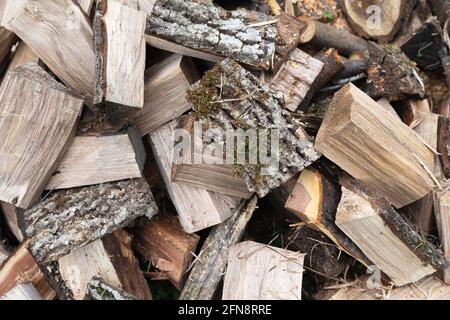 Fond en bois naturel - gros plan de bois de chauffage haché. Piles de bois de chauffage. Préparation de bois de chauffage pour l'hiver. Pile de bois de chauffage. Banque D'Images