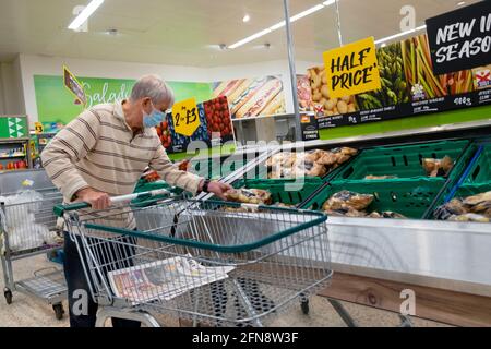 Client shopper personne portant un masque facial shopping pendant la pandémie Covid 19 à Morrisons supermarché intérieur Grande-Bretagne Royaume-Uni KATHY DEWITT Banque D'Images