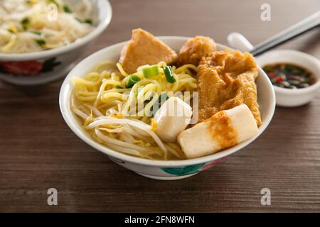 Kampar Fish ball Noodle sur table en bois Banque D'Images