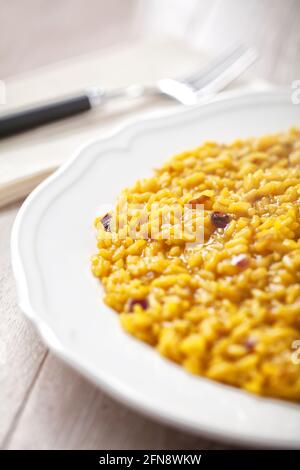 Plat de délicieux risotto au safran, cuisine italienne Banque D'Images