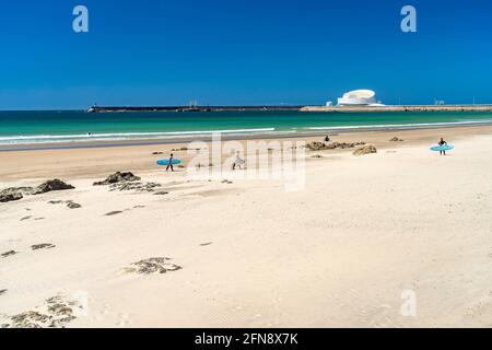 Surfeur Am Strand von Matosinhos BEI Porto, Portugal, Europa | Surfer à la plage de Matosinhos près de Porto, Portugal, Europe Banque D'Images