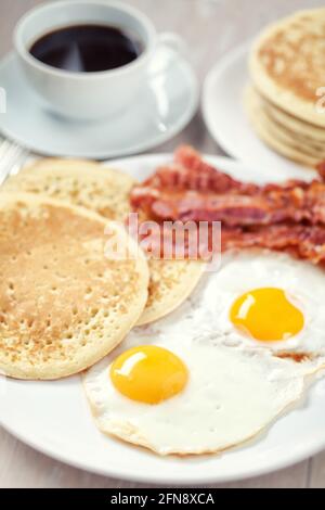 Œufs frits avec crêpes et bacon. Photo de haute qualité. Banque D'Images