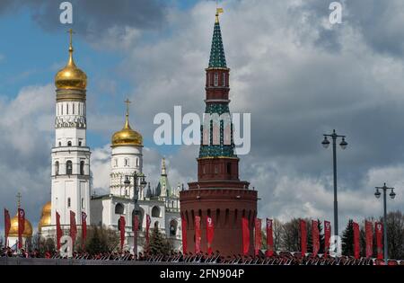 7 mai 2021, Moscou, Russie. Soldats de la bande militaire sur le pont Bolchoï Kamenny à Moscou après la répétition de la parade de la victoire. Banque D'Images