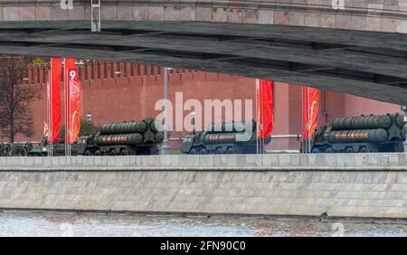 7 mai 2021, Moscou, Russie. Systèmes de missiles antiaériens (SAMS) S-400 'Triumph' sur le remblai du Kremlin à Moscou. Banque D'Images