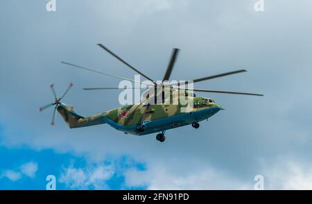 7 mai 2021, Moscou, Russie. Hélicoptères mi-26 russes lourds au-dessus de la place Rouge à Moscou. Banque D'Images