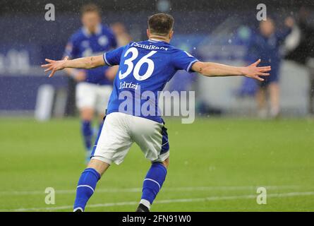 Gelsenkirchen, Allemagne. 15 mai 2021. Firo: 15.05.2021, Fuvuball, 1er Bundesliga, saison 2020/2021, FC Schalke 04 - Eintracht Frankfurt, jubilation après but avec Blendi Idrizi | usage dans le monde crédit: dpa/Alay Live News Banque D'Images